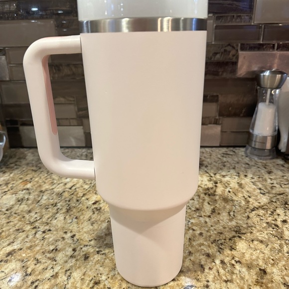 40oz rose quartz Stanley - Picture 3 of 4